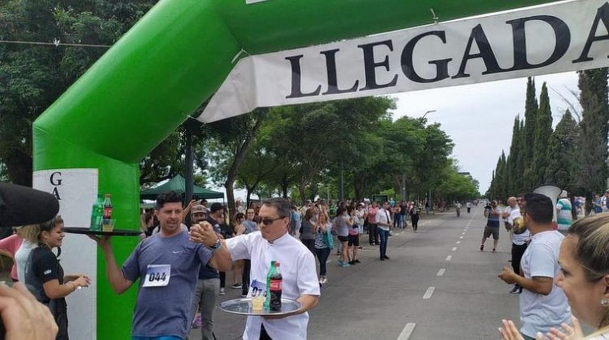 Carrera de mozos y camareras en Rosario.