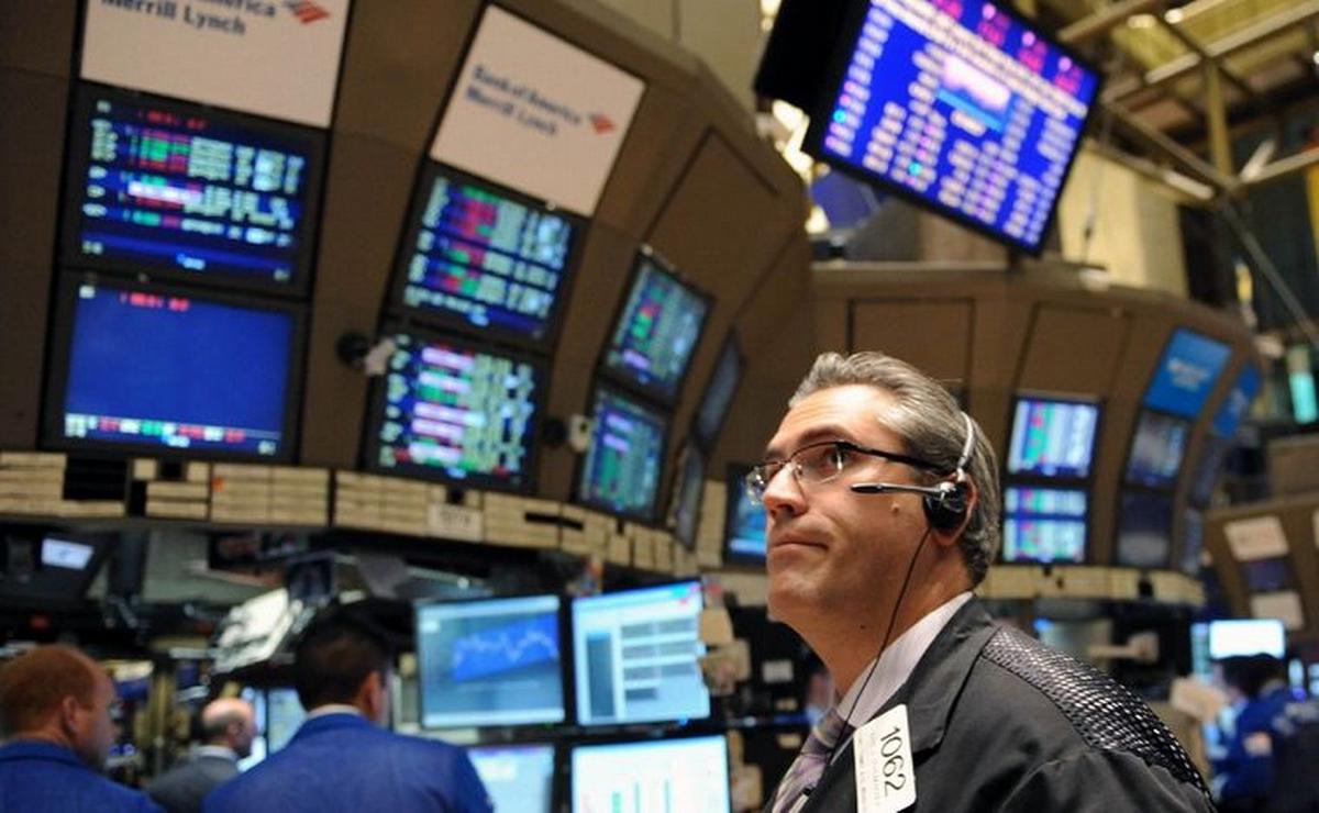 Riesgo país cae por debajo de 500 puntos