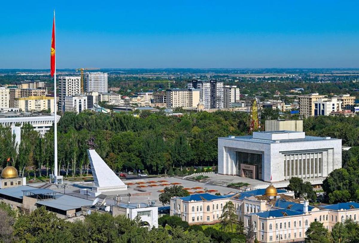 Imagen de la Plaza Ala-Too y una vista de la ciudad de Bishkek, Kirguistán.