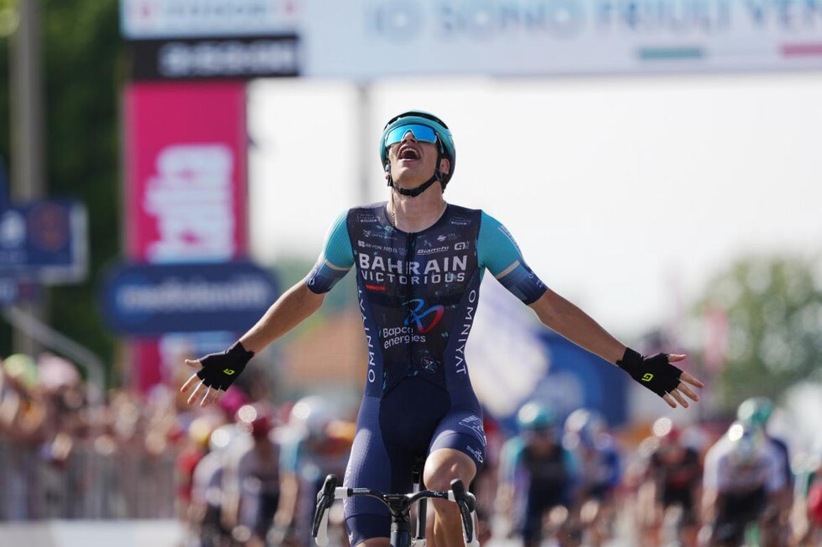 Segaert sorprende con fuga tardía para su 1ra victoria de etapa en una gran vuelta del Giro
