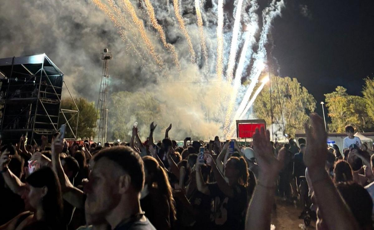 Más de 12.000 personas presenciaron el show de Airbag en Leones.
