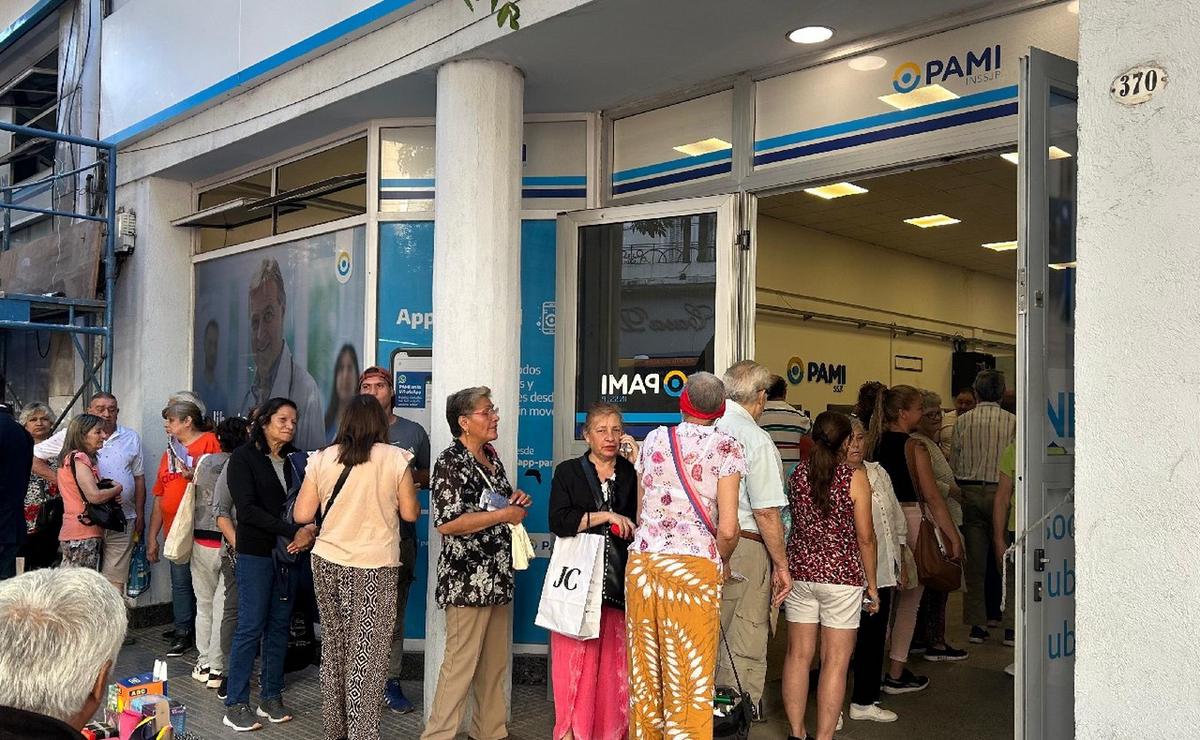 FOTO: Largas filas en la sede del PAMI en Córdoba. (Foto: Federico Borello/Cadena 3)