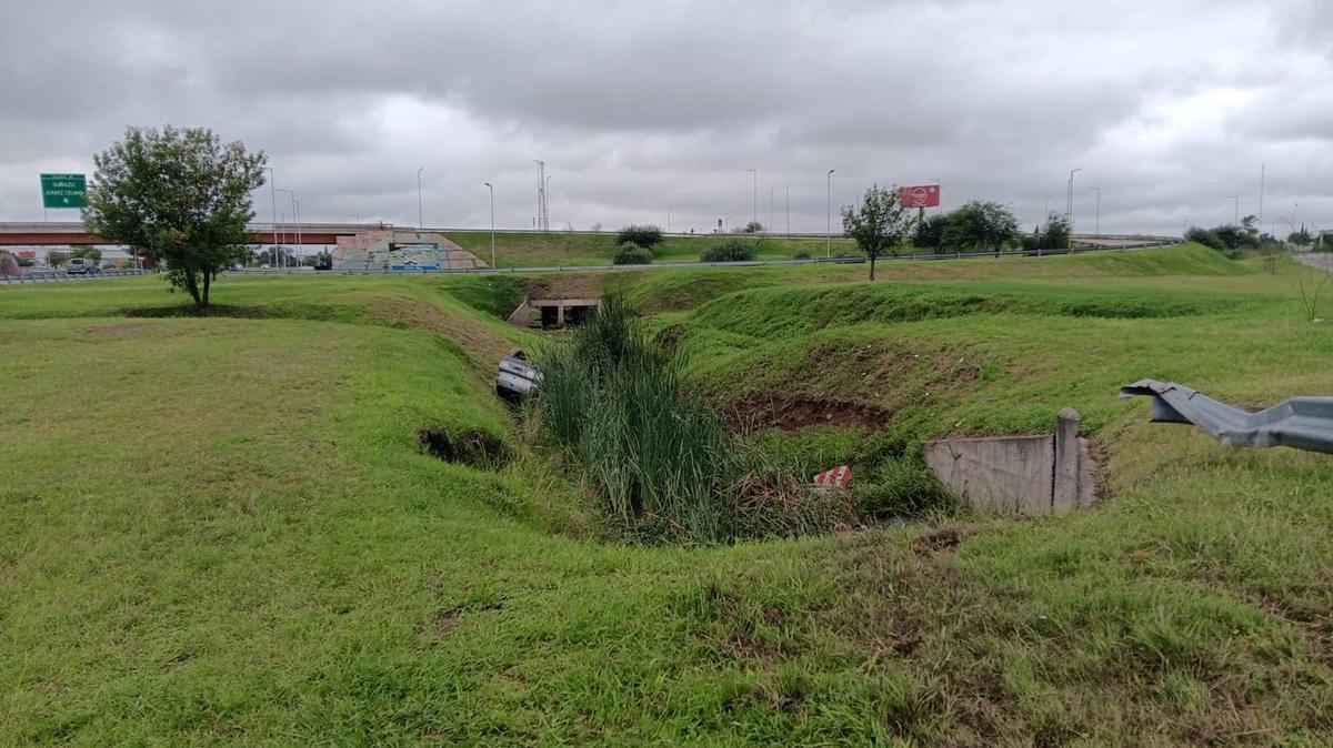 El auto cayó en una zanja tras chocar.