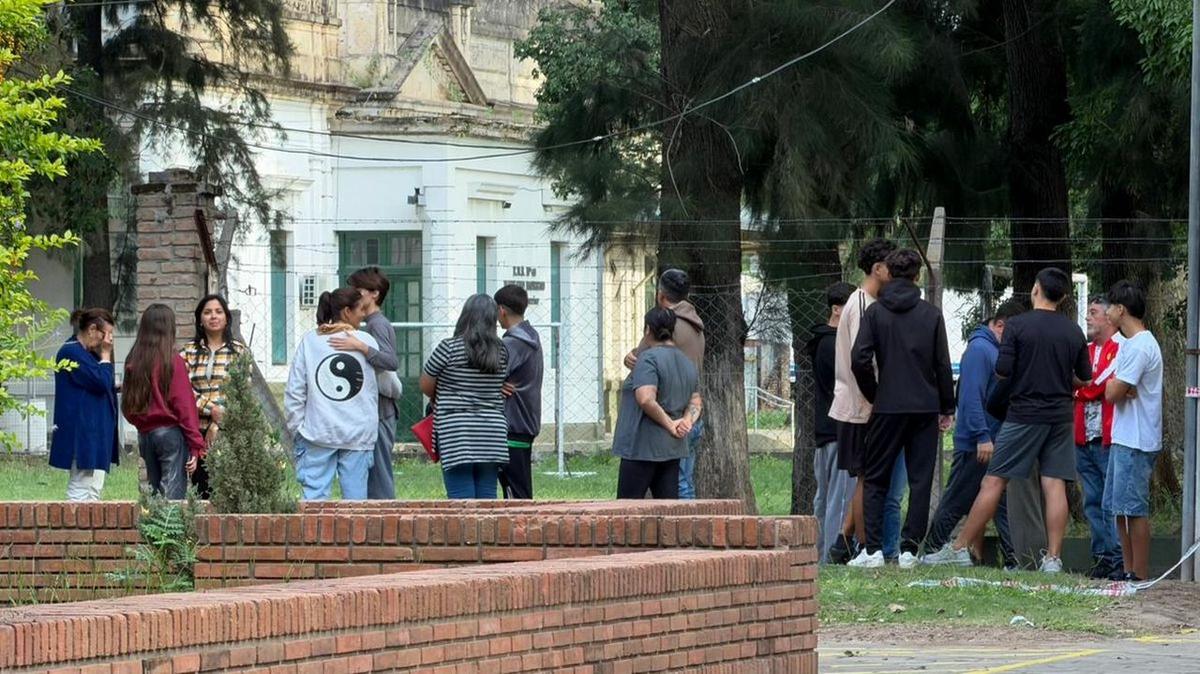 Alumnos de la escuela la semana pasada al retirar sus pertenencias.