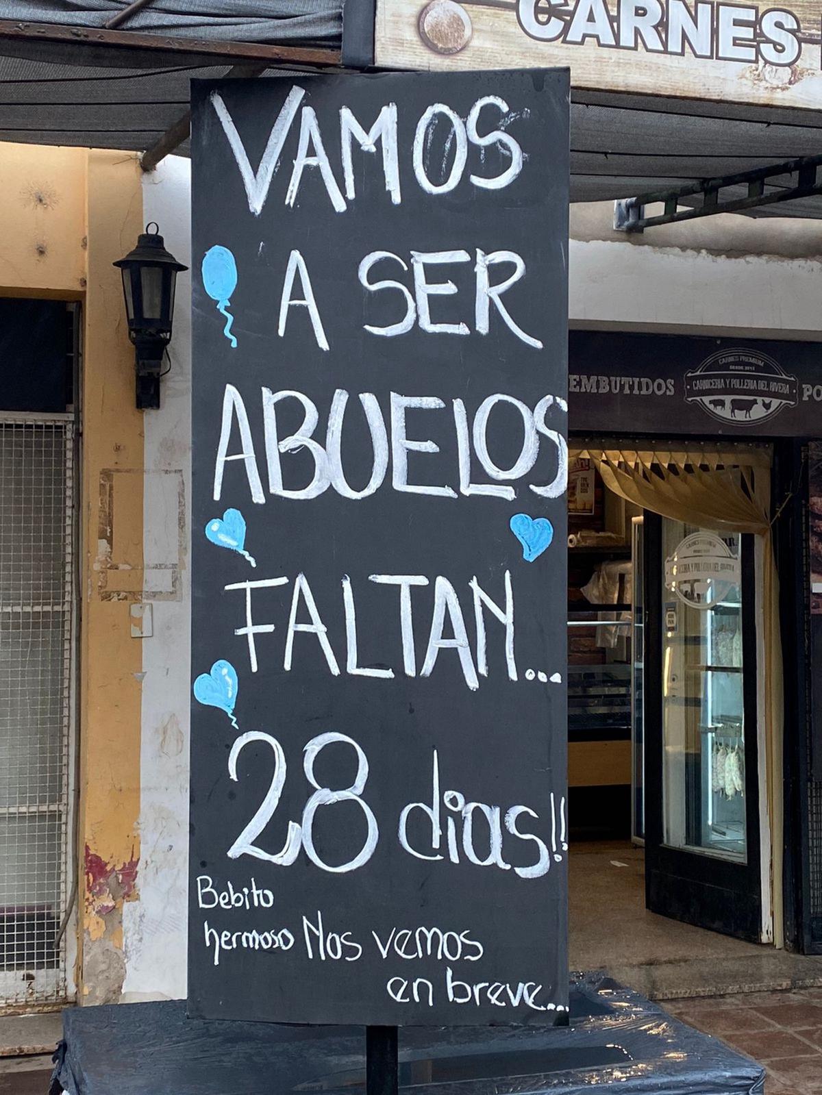 FOTO: Una pareja de comerciantes anunció el nacimiento de su nieto de una manera particular