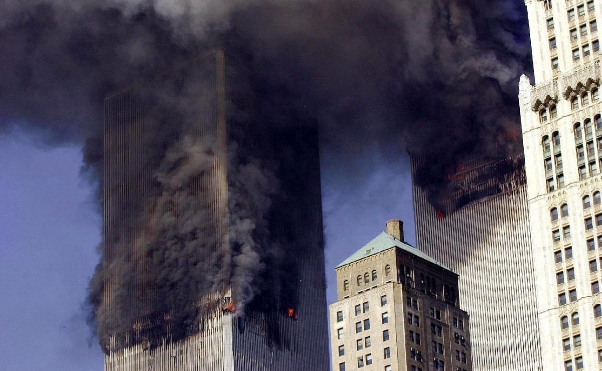 FOTO: La torre sur del World Trade Center (izquierda), a punto de caer. (NA/Agencias)