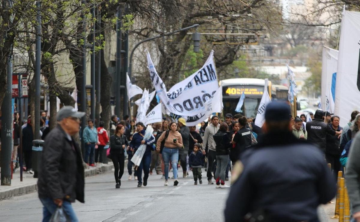 FOTO: Marchan en Córdoba contra el veto a la Ley de Movilidad Jubilatoria (Daniel Cáceres).