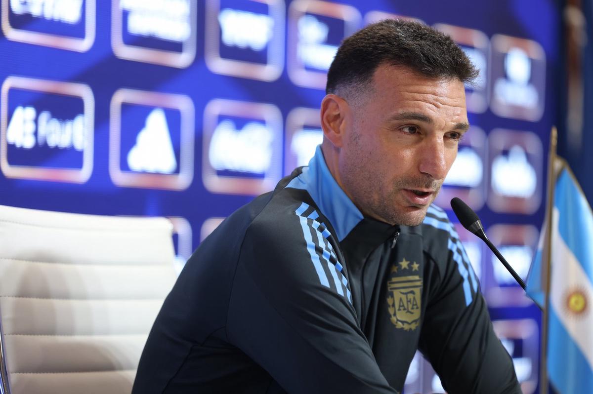 FOTO: Lionel Scaloni en conferencia de prensa. (Foto: @Argentina)