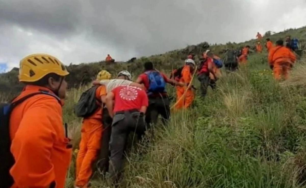 FOTO: Intentan rescatar a 10 niños intoxicados en el Cerro Champaquí. (Foto: Policía)