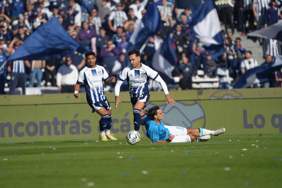Talleres y Belgrano animan un clásico disputado en el Kempes. (Foto: Daniel Cáceres).
