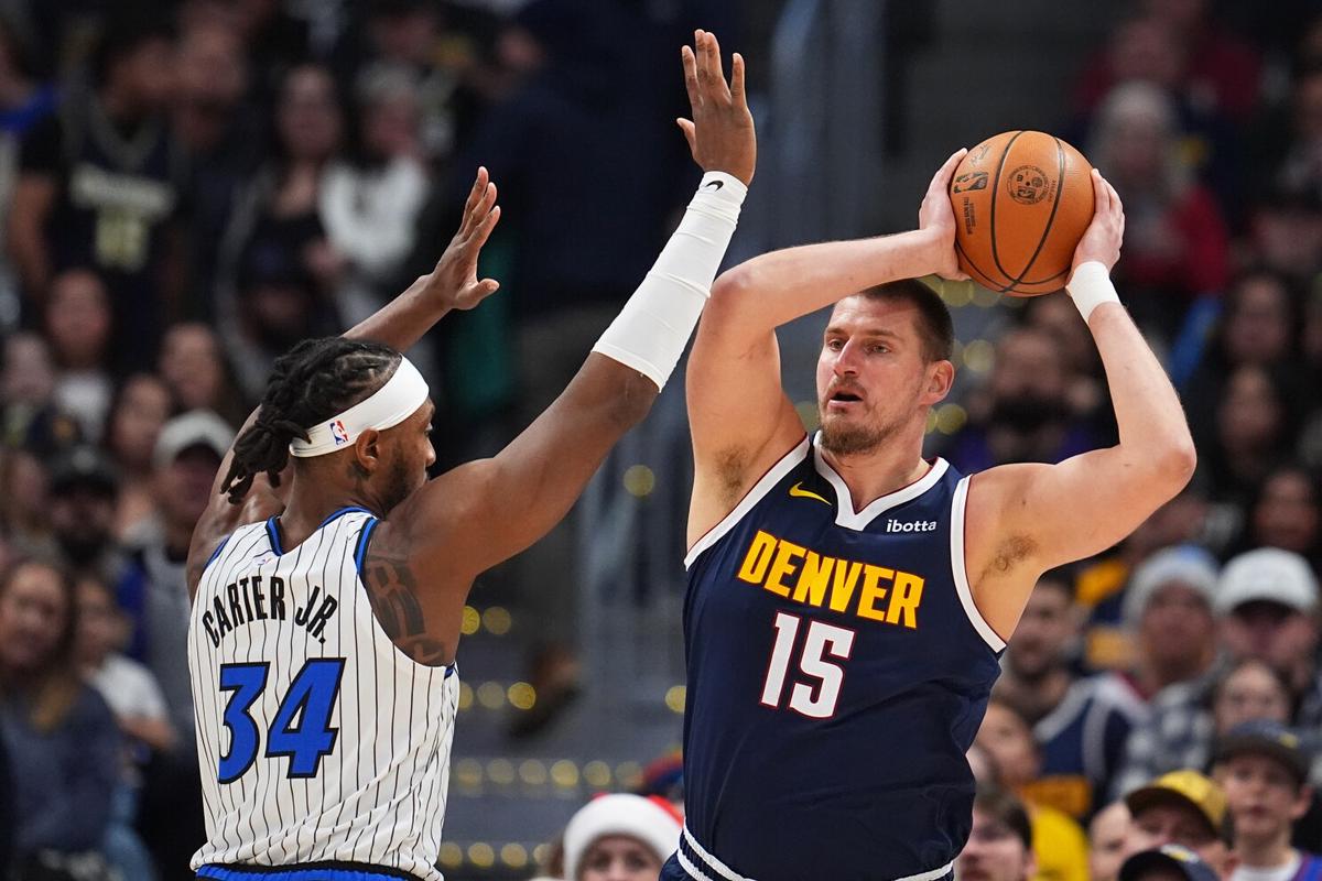 Jokic establece récord de asistencias para un pívot y Nuggets derrotan 126-115 a Magic
