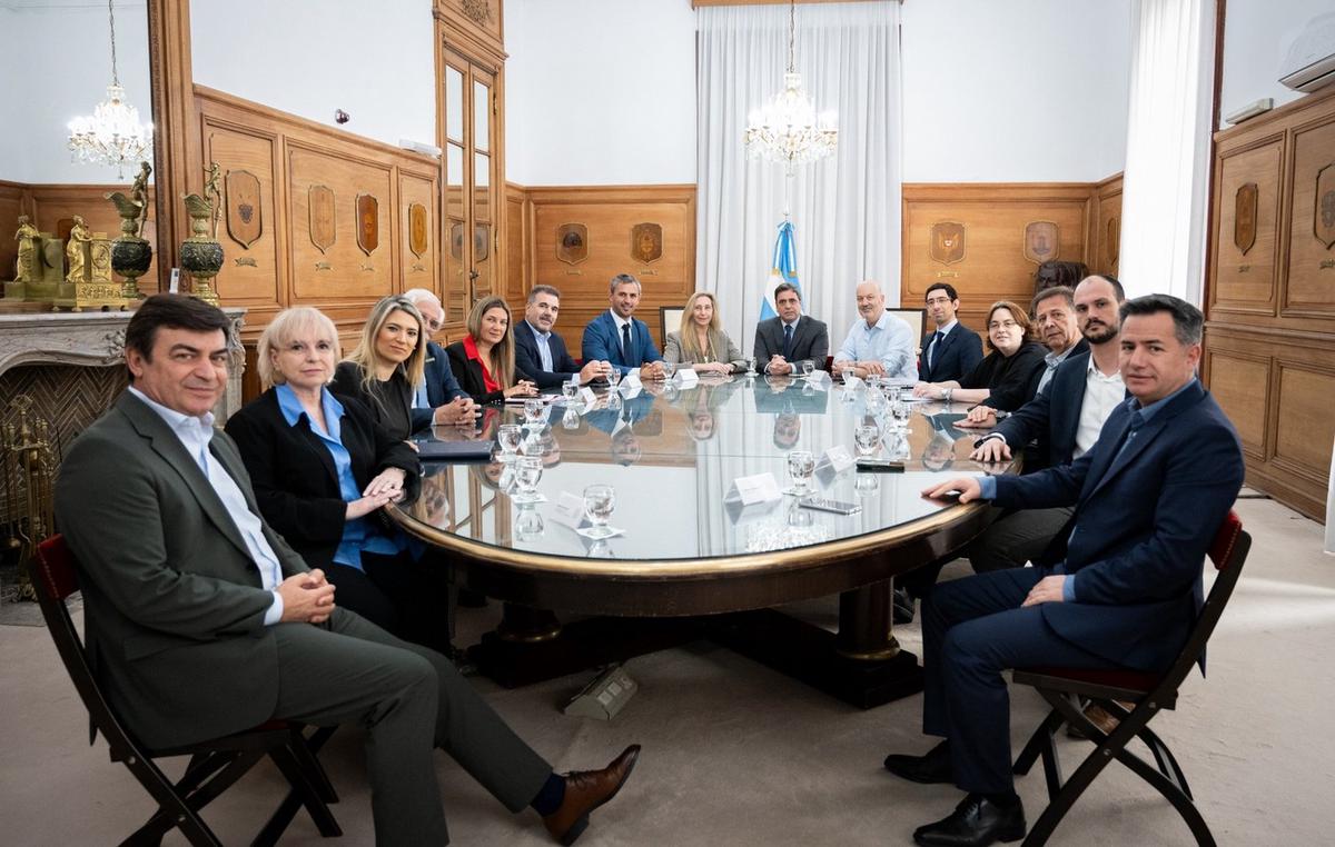 FOTO: La hermana del Presidente dialogó con legisladores afines en el Salón de los Escudos.