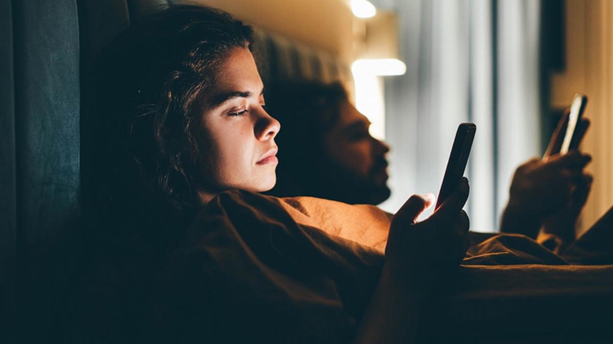 FOTO: Los argentinos usan un promedio de cinco meses al año el celular (Foto: IEPP)