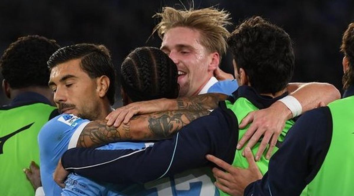 Los jugadores de Lazio festejan, su equipo llegó a la cima.