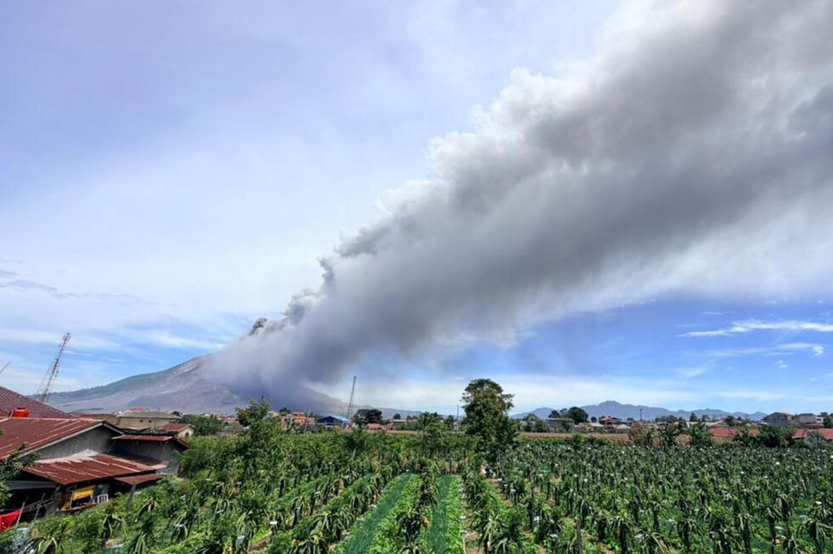 Volcán en Indonesia entra en erupción, lanzando columna de ceniza negra