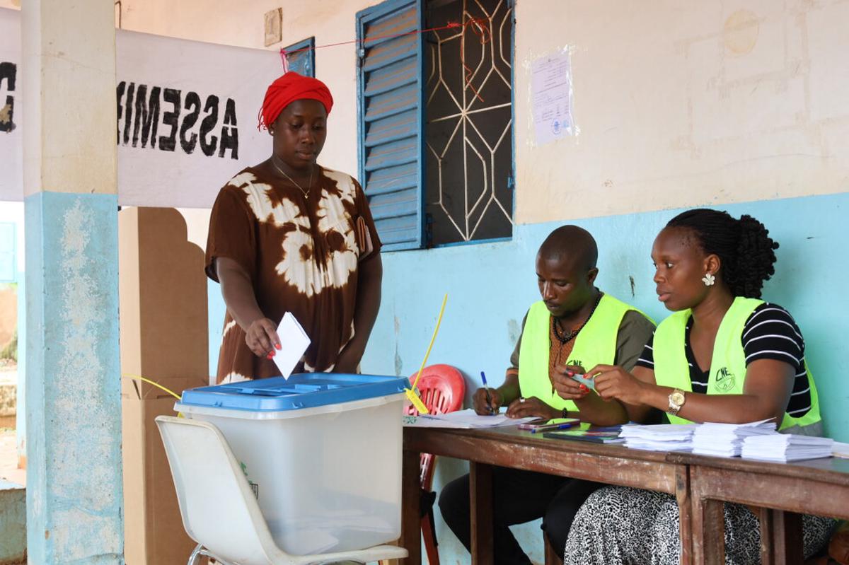Votantes de Guinea-Bisáu apoyan ampliar poderes presidenciales, según comisión electoral