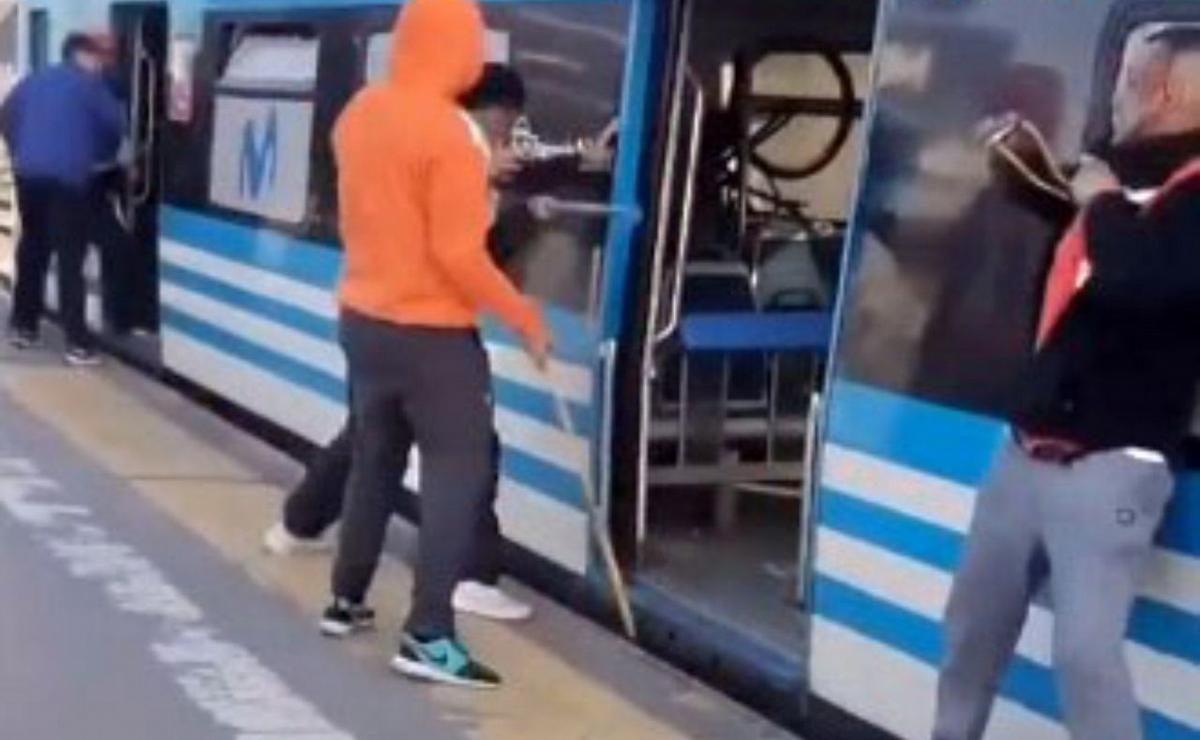 FOTO: Brutal gresca en el Tren Sarmiento en Buenos Aires. (Foto: NA)