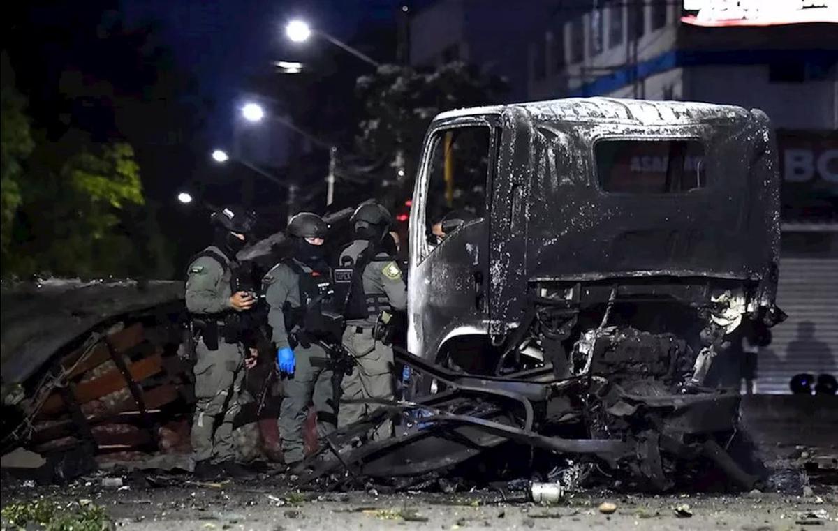 Un atentado con coche bomba dejó al menos once heridos frente a un comando policial en la frontera con Venezuela.