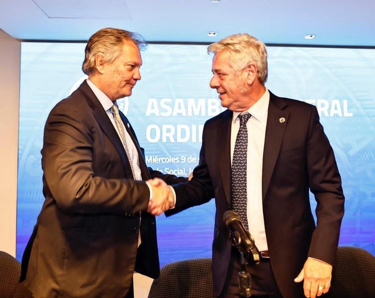Dar vuelta la página: Marcos Pereda felicita a Nicolás Pino ayer en la asamblea