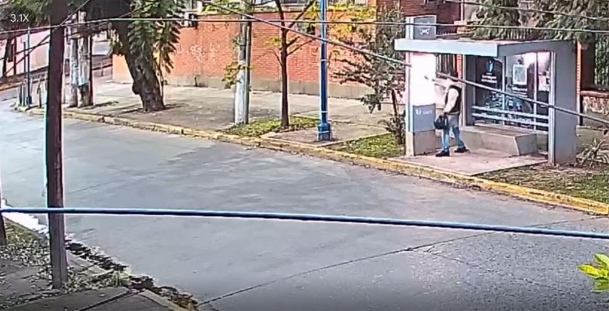 Un motociclista desató su furia contra una parada de colectivos en Tucumán