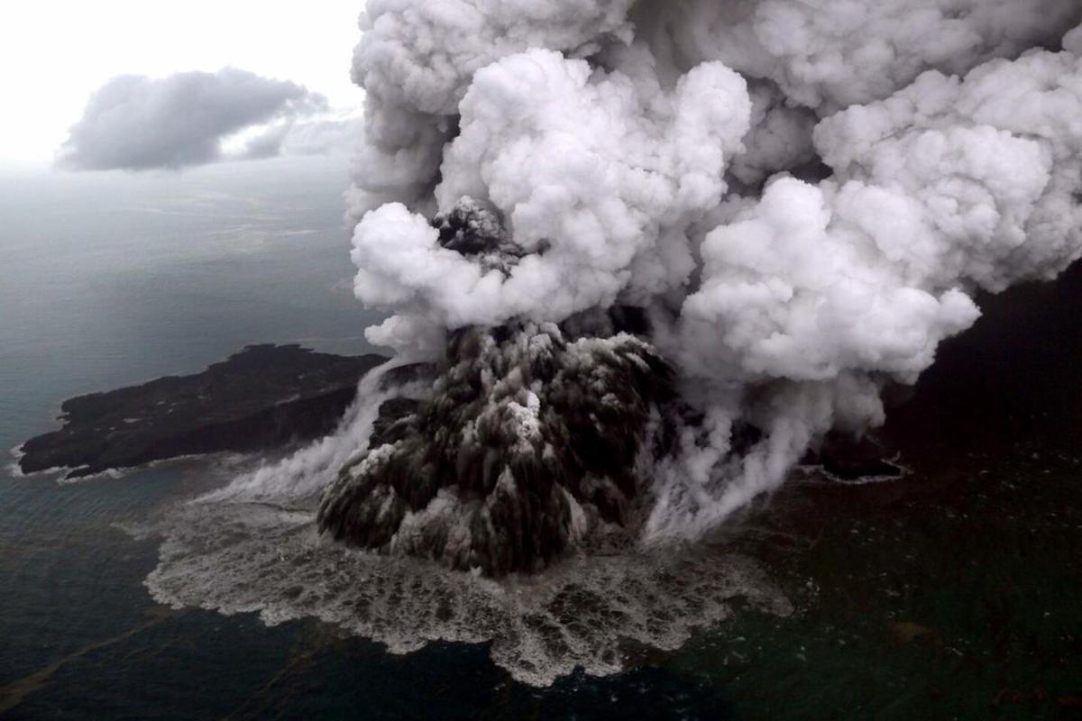 Imagen aérea del volcán Anak Krakatoa que entró hoy en erupción