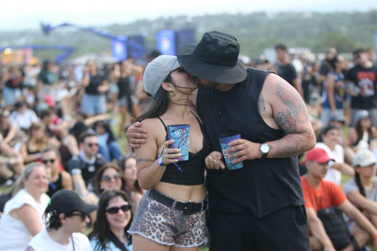 Una multitud vibra en el primer día del Cosquín Rock 2026. (Foto: Daniel Cáceres)