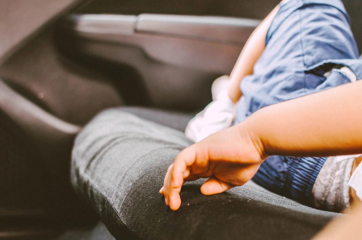 Río Gallegos: rescatan a niña de siete años encerrada en un auto mientras su padre estaba en un boliche