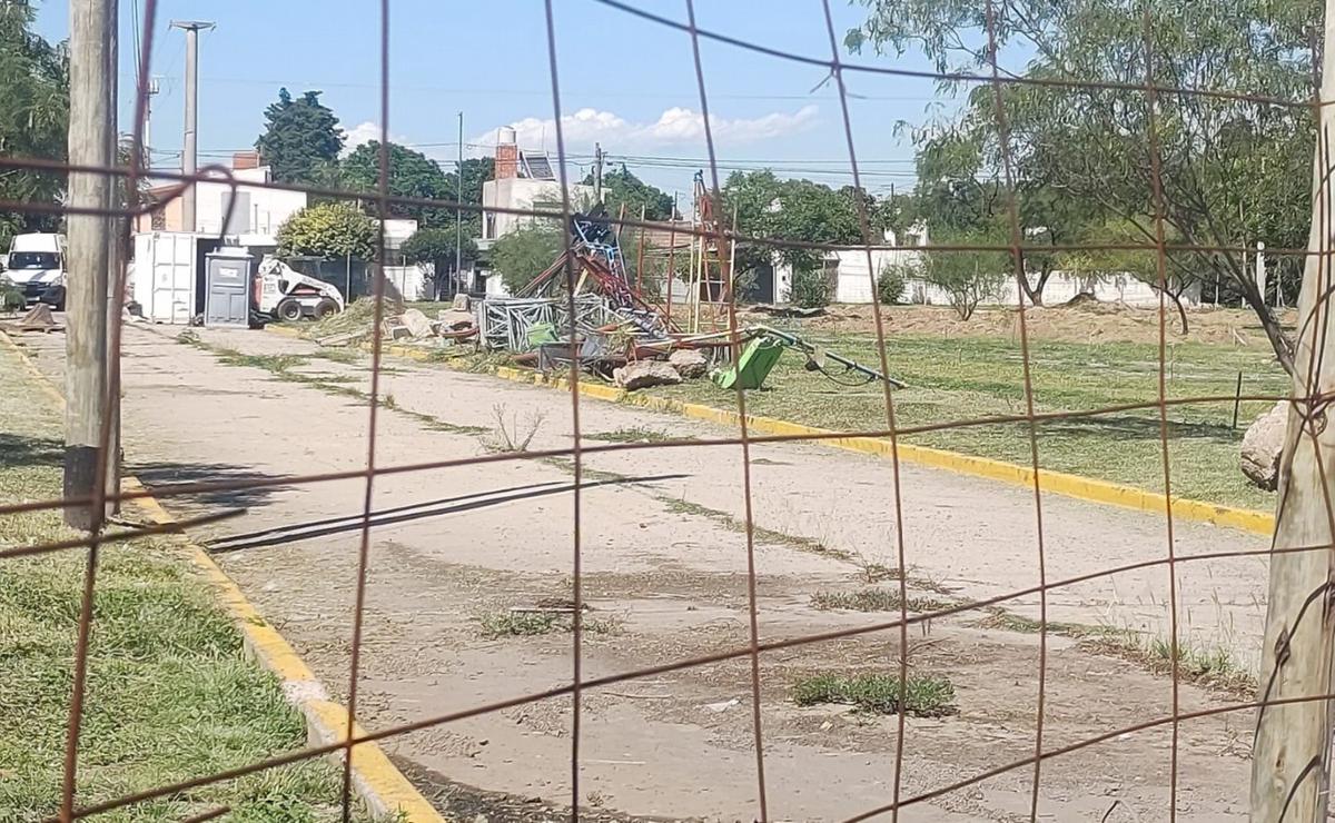 FOTO: Molestias en Santa Isabel por obras sin terminar en Plaza Malvinas Argentinas.