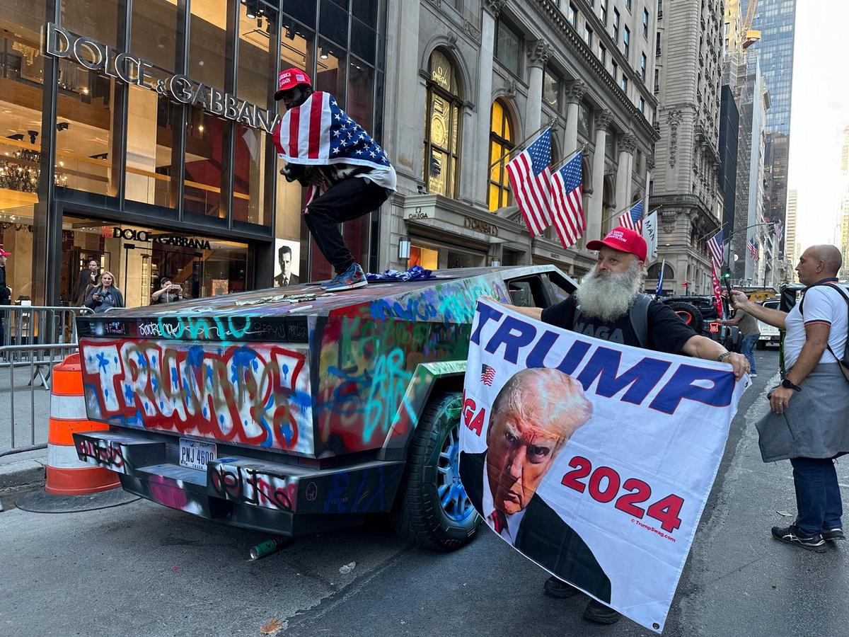 FOTO: Ambiente festivo en el centro de votación cerca de Trump Tower en Nueva York