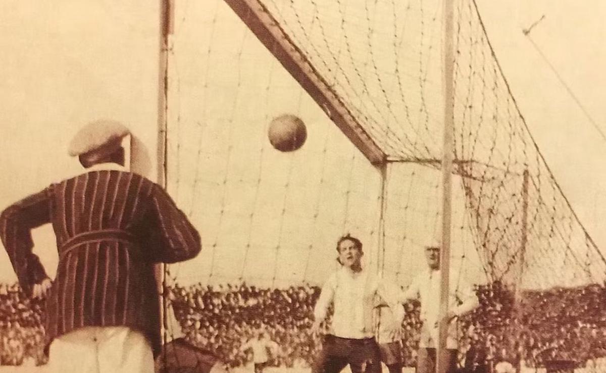 FOTO: El primer gol olímpico de la historia. (Foto: El Grafico)