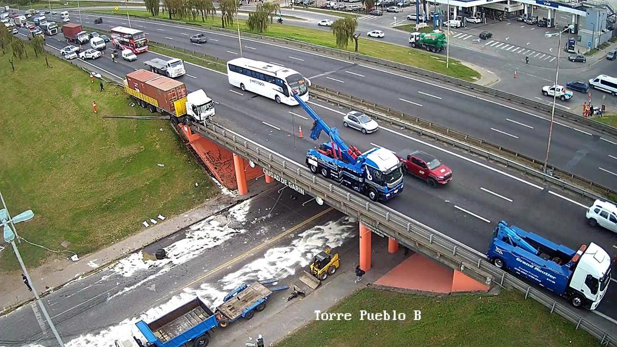 Accidente en la Panamericana: camión choca y provoca corte total en Garín