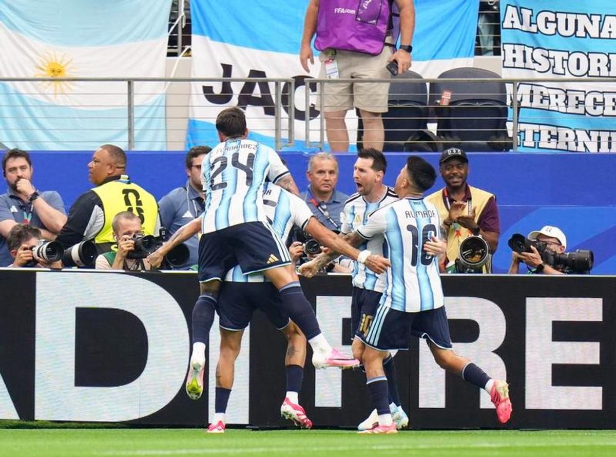 El jugador Lionel Messi celebrando su segundo gol.
