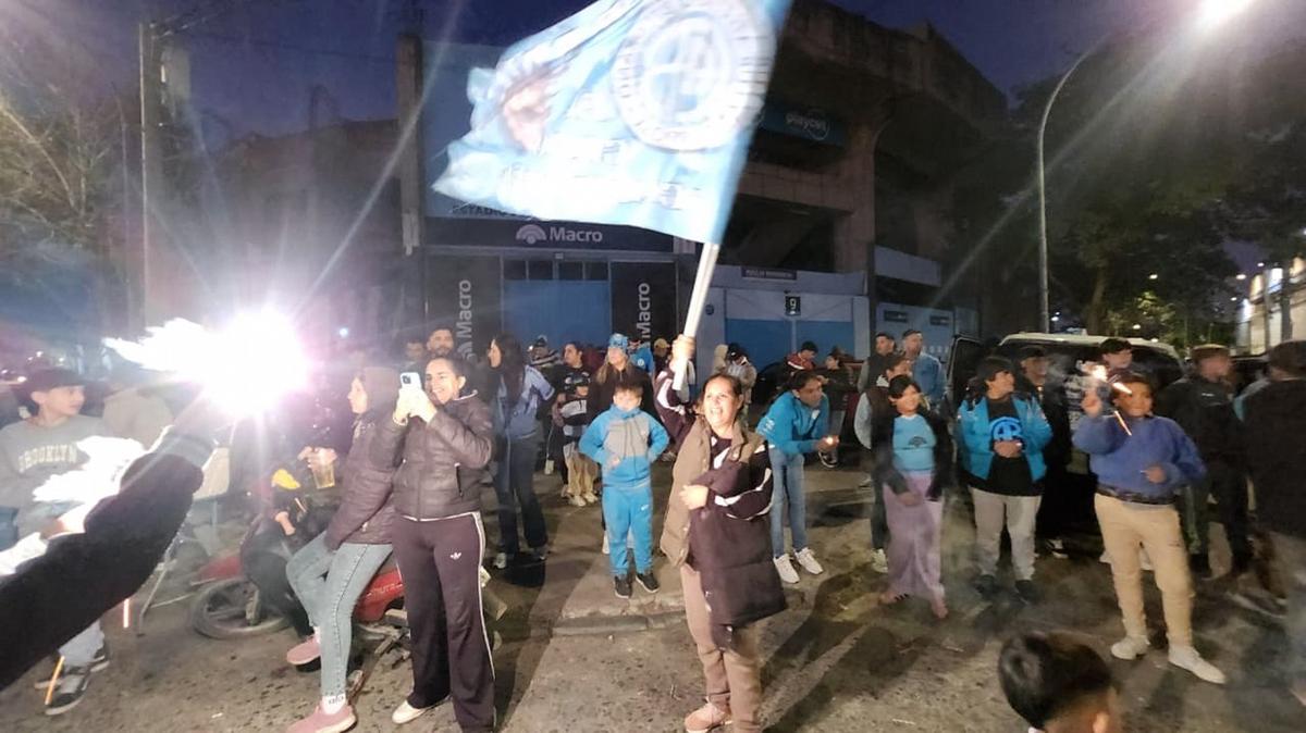 Los hinchas de Belgrano celebraron en Alberdi. 