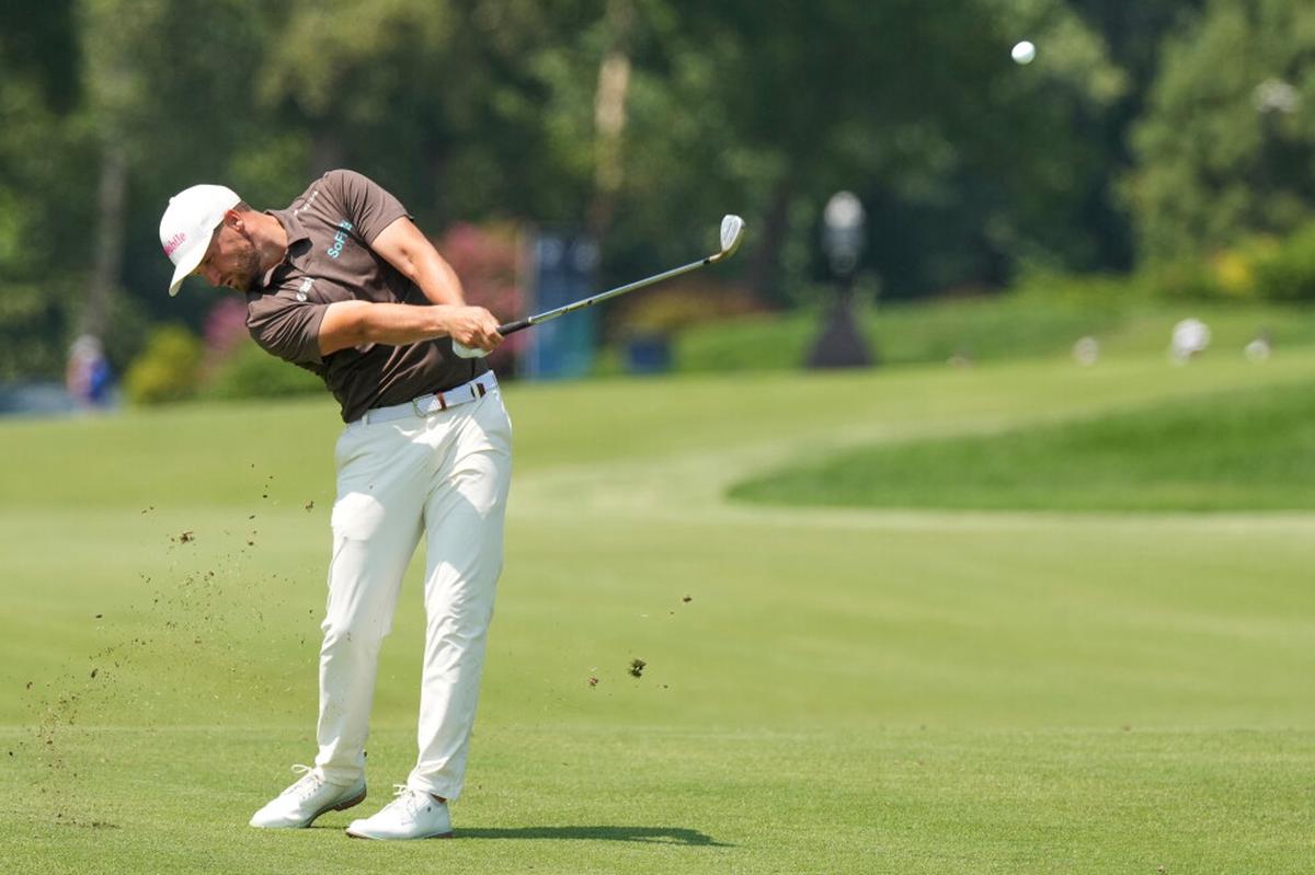 Clark se escapa y aventaja por 5 golpes a McIlroy y Cantlay