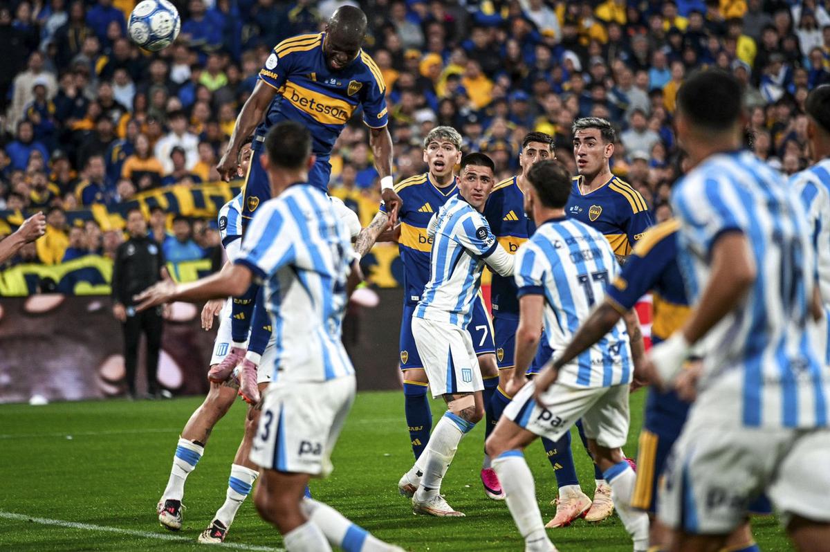 Enner Valencia se eleva y gana ante la defensa de Racing.