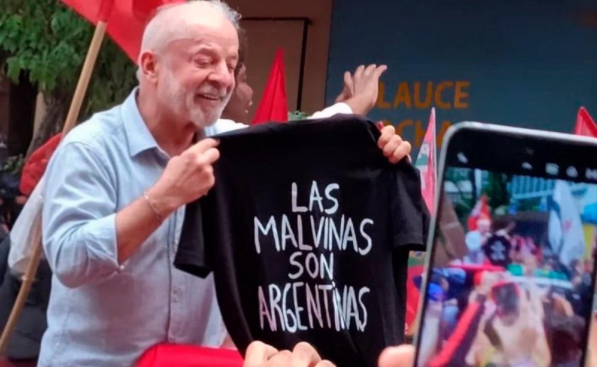 Lula posa con la remera de