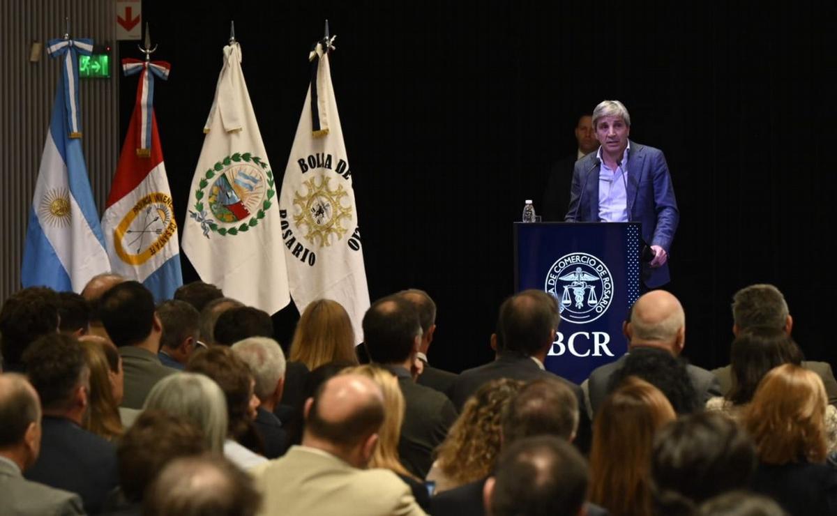 FOTO: El ministro de Economía, Luis Caputo, visitó la Bolsa de Comercio de Rosario.