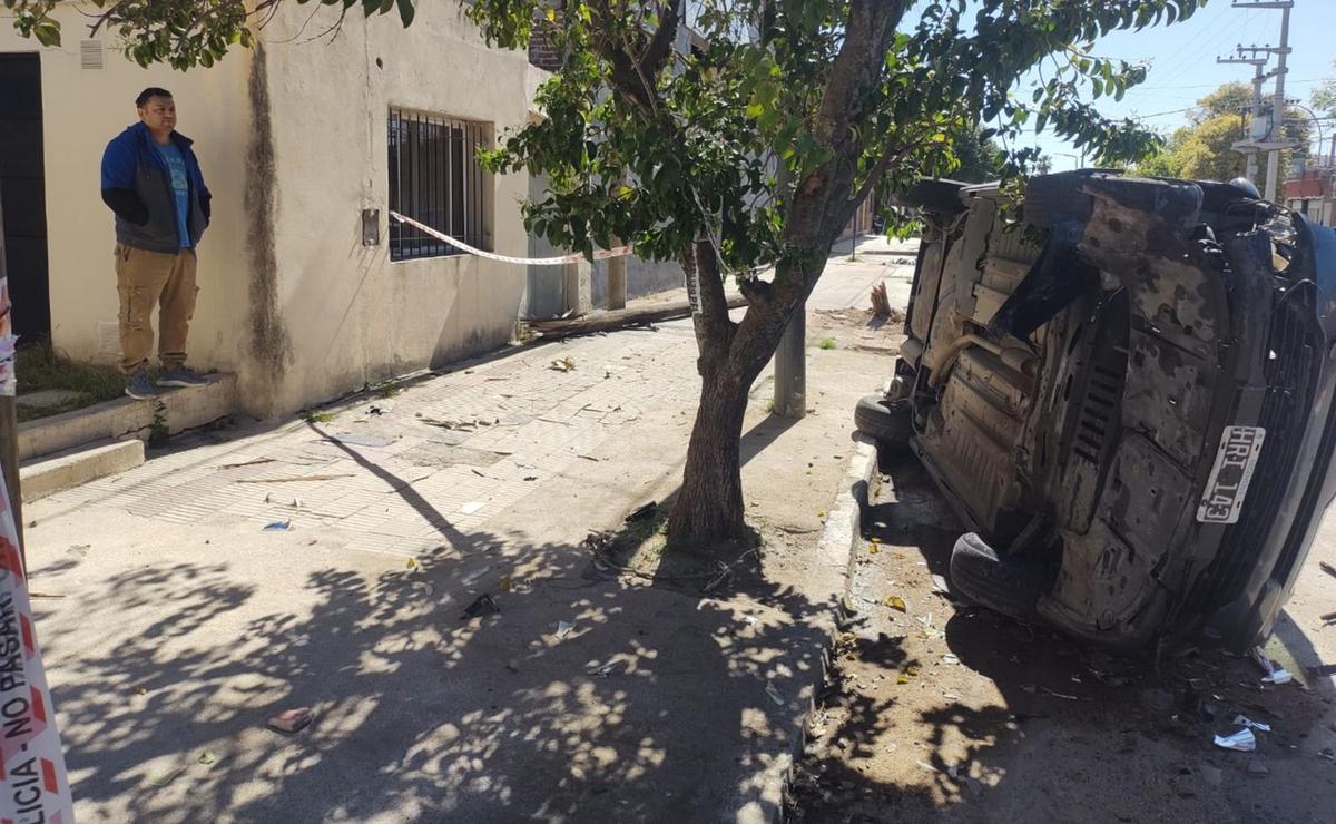 FOTO: Chocó un poste y volcó: al derrapar, colisionó contra otro auto estacionado.