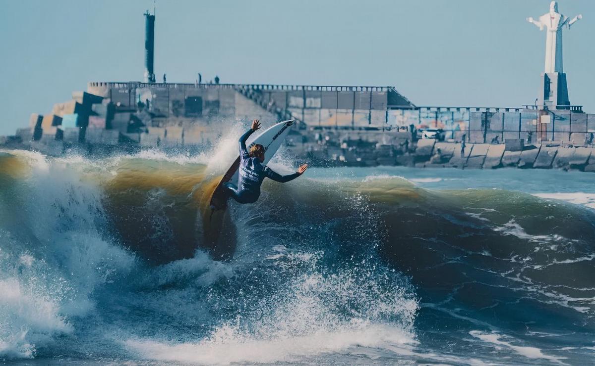 Surf en Playa Grande en la ciudad de Mar del Plata.