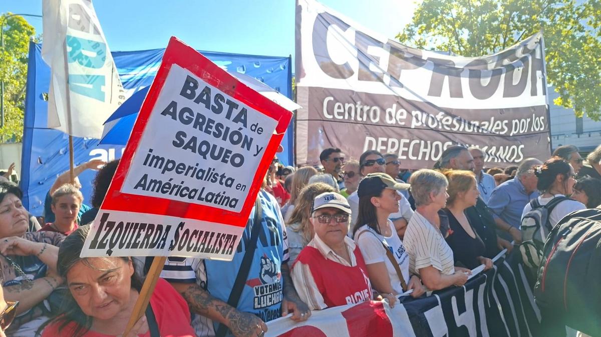 Organizaciones marcharon en Buenos Aires en rechazo a la intervención de EE.UU. 