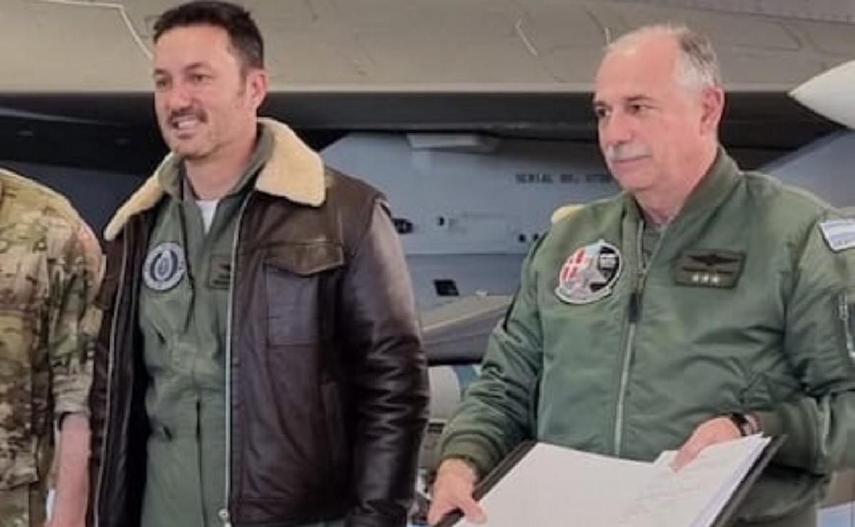 FOTO: Luis Petri echó al jefe de la Fuerza Aérea, Fernando Mengo.