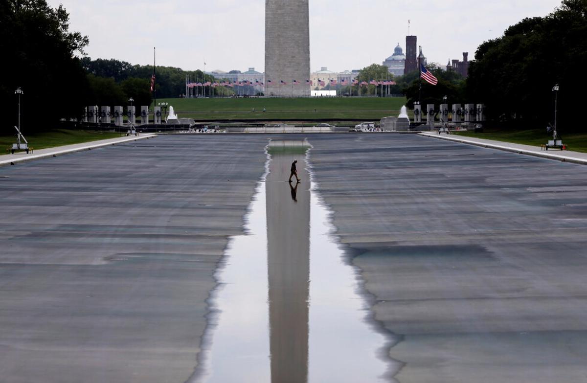 Trump insiste en la falsa denuncia de vandalismo en el estanque reflectante de Washington