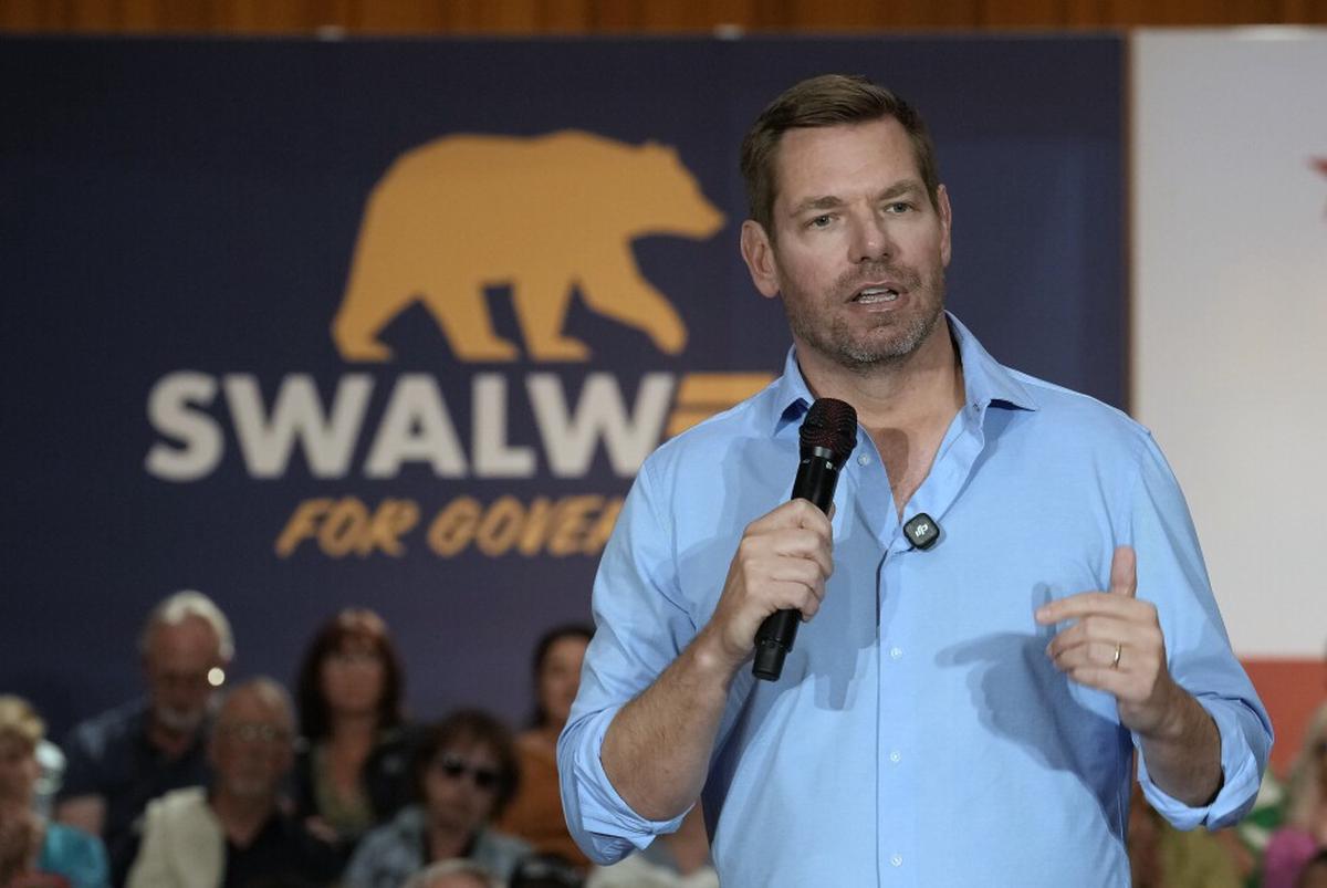 Demócratas instan a Swalwell a dejar contienda de gobernador de California y renunciar a Congreso