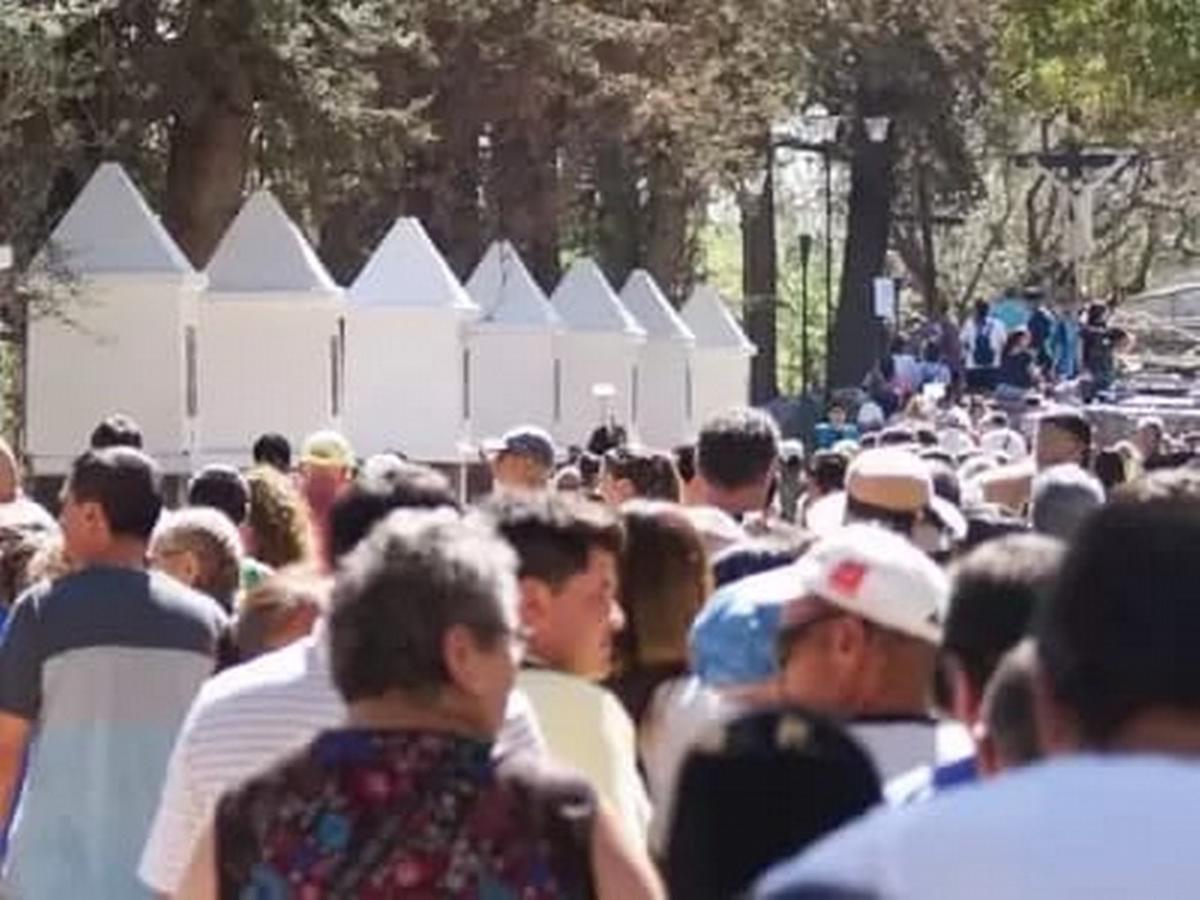 Via crucis actuado y antorchas en el Viernes Santo en Mendoza.