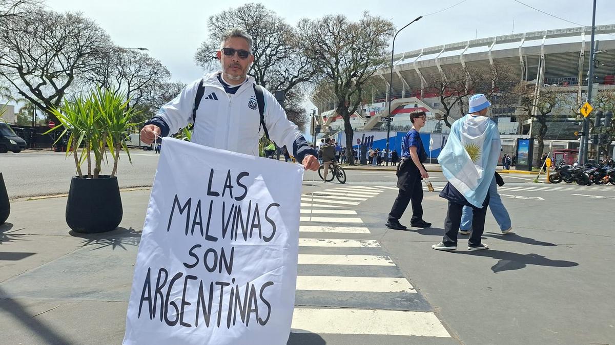 Los hinchas se congregan desde temprano para despedir al
