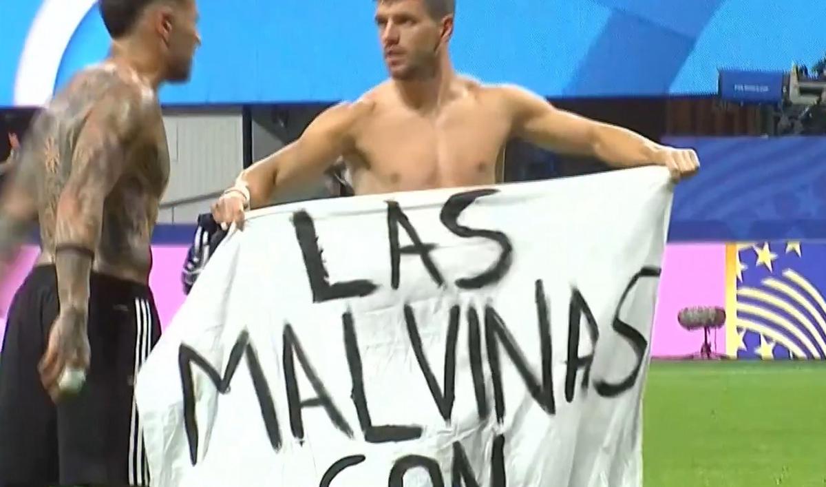 Giovani Lo Celso despliega la bandera que reivindica la soberanía de las Islas Malvinas.