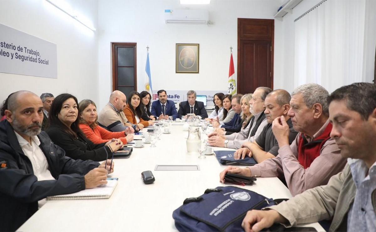 FOTO: Santa Fe: el gobierno provincial ofreció 12% trimestral a docentes y estatales.