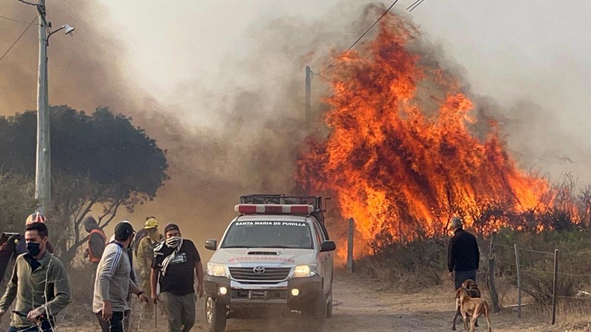 FOTO: Los incendios dejan un panorama dantesco en Punilla.