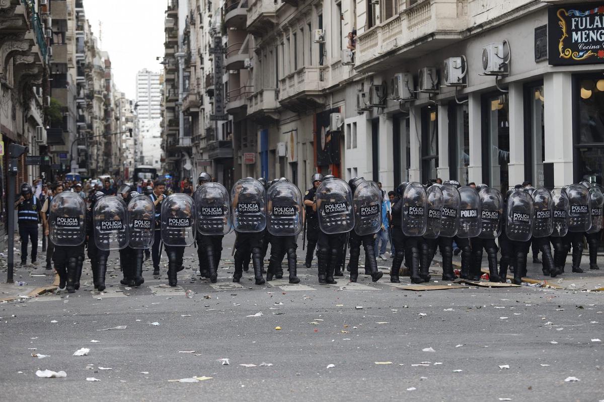Tensión en las afueras del Congreso mientras se debate la reforma. (Foto: NA)