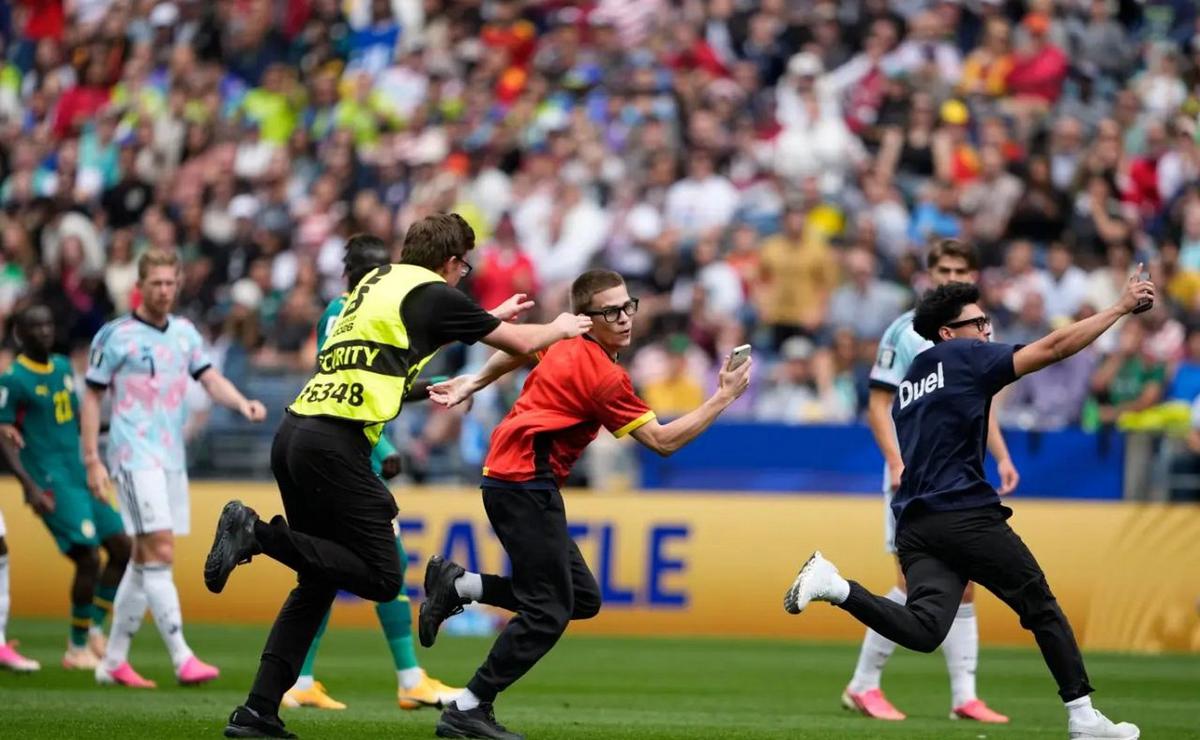 Invasión de cancha en el partido entre Senegal y Bélgica. (Foto.AP)